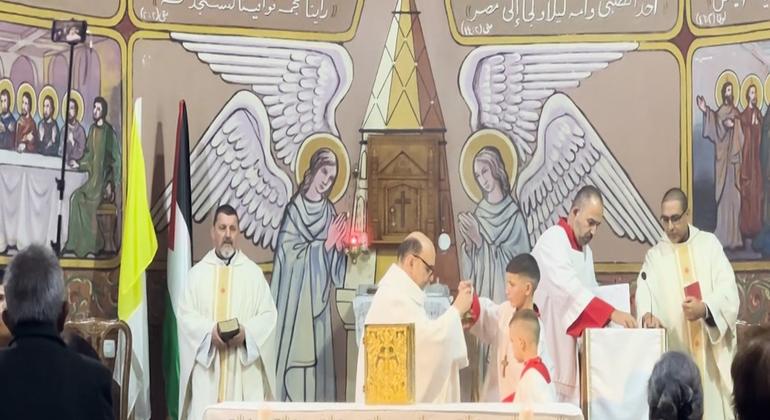 قداس عيد الميلاد في كنيسة العائلة المقدسة في مدينة غزة.